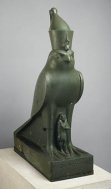 Horus, con la doble corona y el ureo protegiendo al fara&oacute;n Nectanebo II XXX dinast&iacute;a