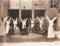 Mehmed Ataullah Dede, postnisin de la Mevlev&icirc;h&acirc;ne de Galata y sus derviches, siglo XIX