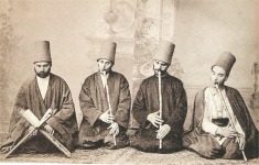 Mehmed Ataullah Dede, postnisin de la Mevlev&icirc;h&acirc;ne de Galata y sus derviches, siglo XIX