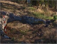Detalle de cimentaci&oacute;n de las viviendas del recinto ocupado por la poblaci&oacute;n del castillo de Montefr&iacute;o