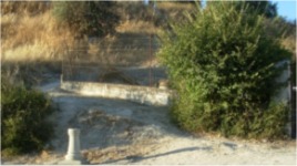 Hito que marca el acceso a la torre del Cortijuelo