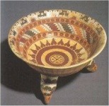 Cajete policromado con soportes en forma de cabeza de &aacute;guila. En el centro se representa una doble banda de calchichuites