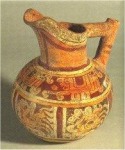 Jarra de cer&aacute;mica policromada con asa vertedera, los paneles inferiores muestran una cabeza de ave o reptil estilizada y decorado con motivos de tipo c&oacute;dice