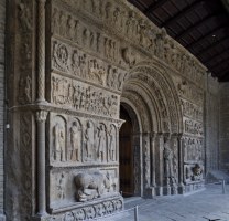 Detalle portada Santa Mar&iacute;a de Ripoll (Foto de T. Vilarrub&iacute;)
