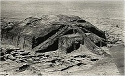 Zigurat de Ur antes de su reconstrucci&oacute;n