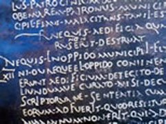 Lex Flavia Malacitana, escrita en el a&ntilde;o 81 d. C. sobre dos planchas de cobre, descubiertas al azar, en el Ejido, en el a&ntilde;o 1851