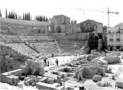 Teatro romano antes de su intervenci&oacute;n