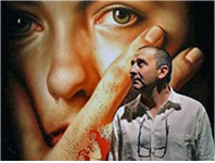 Santiago Carbonell con su obra "Estigma" 