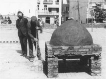 Horno construido por Victor Grippo para cocinar pan que reparti&oacute; entre los asistentes, 1972