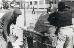 Horno construido por Victor Grippo para cocinar pan que reparti&oacute; entre los asistentes, 1972