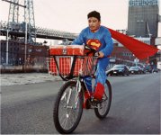 Dulce Pinz&oacute;n "Superman" No&eacute; Reyes.  Poblano y repartidor de comida r&aacute;pida en New York