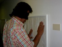 Un hombre vidente "mira" un cuadro con sus manos. "Contacto", Jorge Restrepo (2006)