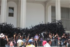 "Micelio III", un performance colectivo de Jorge Restrepo con participantes en el X Seminario Encuentro con la Creatividad el Arte y la Educaci&oacute;n, columnas del Banco de la Rep&uacute;blica, Popay&aacute;n, Colombia.  Foto de Jania Muller, 2012