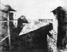 Primera fotograf&iacute;a que se conserva, tomada en 1826 por Joseph Nic&eacute;phore Ni&eacute;pce desde uno de los ventanales del castillo Le Gras