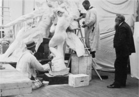 Rodin observando el trabajo de los asistentes del taller de Henri Leboss&eacute; en el monumento de Victor Hugo, 1896