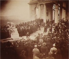 CHOUMOFF, Pierre, Funeral de Rodin, 1917, gelatina de plata, 17,2 x 22,4 cm.