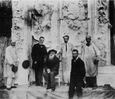 Rodin posando delante de las puertas del infierno, 1917