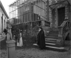 An&oacute;nimo, Auguste Rodin, Rose Beuret y Lo&iuml;e Fuller en la entrada de Villa des Brillants, 1902, gelatina de plata, negativo sobre cristal 20,1 x 25,3 cm.