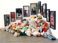 Annete Messager "Historia de las peque&ntilde;as efigies" 1995  