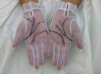 Beyh Moys&eacute;s, "Reconstruyendo Sue&ntilde;os".  S&eacute;rie Manos bordadas, 2005