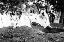 Mem&oacute;ria do afeto, 2000. Performance nas ruas de S&atilde;o Paulo.