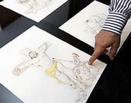 Fernando Botero,  mostrando sus dibujos sobre la Pasi&oacute;n de Cristo