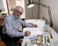 Fernando Botero,  mostrando sus dibujos sobre la Pasi&oacute;n de Cristo