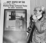 Andy Warhol con el cartel dise&ntilde;ado para el centenario de the Brooklyn Bridge, 1983. (Credit: Newsday / Dan Goodrich)