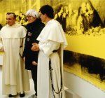 Andy Warhol inaugurando su exposici&oacute;n en Mil&aacute;n, 1987