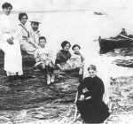 1920 Familia Dal&iacute; en la playa de Cadaqu&eacute;s