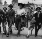 Frida y Diego en la manifestacion del 1 de mayo de 1929, M&eacute;xico