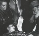 Frida en la inauguraci&oacute;n de su exposici&oacute;n en la Galer&iacute;a De Arte Contempor&aacute;neo, M&eacute;xico. 1953