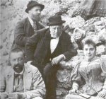 1897 Gaud&iacute; fumando un puro con su padre y un amigo, el doctor Pere Santal&oacute; durante una salida veraniega a Monstserrat