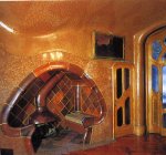 1904-1906 Casa Batll&oacute;, Paseo de Gr&agrave;cia, 43, Barcelona. Detalle de la chimenea de un recibidor recubierta con placas de cer&aacute;mica reflactaria