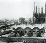 1909 Escuelas de la Sagrada Familia, calle Sardenya y calle Mallorca, Barcelona. Fachada de la escuela reci&eacute;n construida, y al fondo las agujas del &aacute;bside de la Sagrada Familia