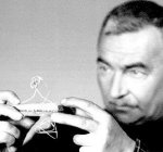 Oteiza, a finales de los 50, con una de las piezas