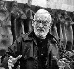 Oteiza con el conjunto escult&oacute;rico de la Bas&iacute;lica de Ar&aacute;nzazu, en Guip&uacute;zcoa