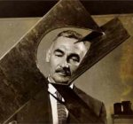 Fotograf&iacute;a tomada junto a la escultura "Expansi&oacute;n espiral vac&iacute;a" en la IV Bienal de S&atilde;o Paulo