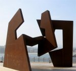 Jorge Oteiza, 'Construcci&oacute;n vac&iacute;a' dispuesta en el Paseo Nuevo de San Sebasti&aacute;n