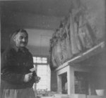 Oteiza modelando el friso de Aranzaz&uacute;