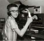 Keith Haring con un radio set, Kutztown, Pennsylvania, 1969 