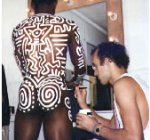 Keith Haring realizando un body paintig en 1983