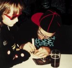 Keith Haring firmando aut&oacute;grafos en 1989