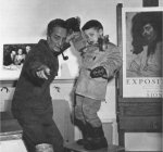 Rockwell poniendo la postura a un modelo para dibujarlo