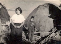 Teresa y su hermano (ambos Kaw&eacute;sqar). Los Canales, Estrecho de Magallanes, Chile. Fotograf&iacute;a tomada por Enrique Freire Sutherland y Silvia Gonz&aacute;lez Mayorga, 1956
