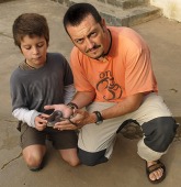 Alfons Rodr&iacute;guez con su hijo en Vietnam