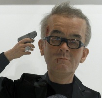 Detalle de Eugenio Merino, For the love of gold. Silicone, human hair, poliester, clothes, cabinet, 2009