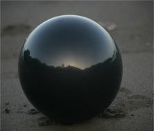 Instalaci&oacute;n en medio natual "Zopilotes", Jorge Restrepo, foto de Jorge Espinosa, Isla del Tigre, Honduras, 2009