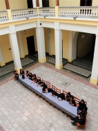 Performance colectivo "Granos b&aacute;sicos", Jorge Restrepo y L&eacute;ster Rodr&iacute;guez, foto de Javier Maradiaga, curador Alan N&uacute;&ntilde;ez, Museo para la Identidad Nacional (MIN), Tegucigalpa, Honduras, 2012