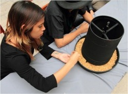 Performance colectivo "Granos b&aacute;sicos", Jorge Restrepo y L&eacute;ster Rodr&iacute;guez, foto de Javier Maradiaga, curador Alan N&uacute;&ntilde;ez, Museo para la Identidad Nacional (MIN), Tegucigalpa, Honduras, 2012
